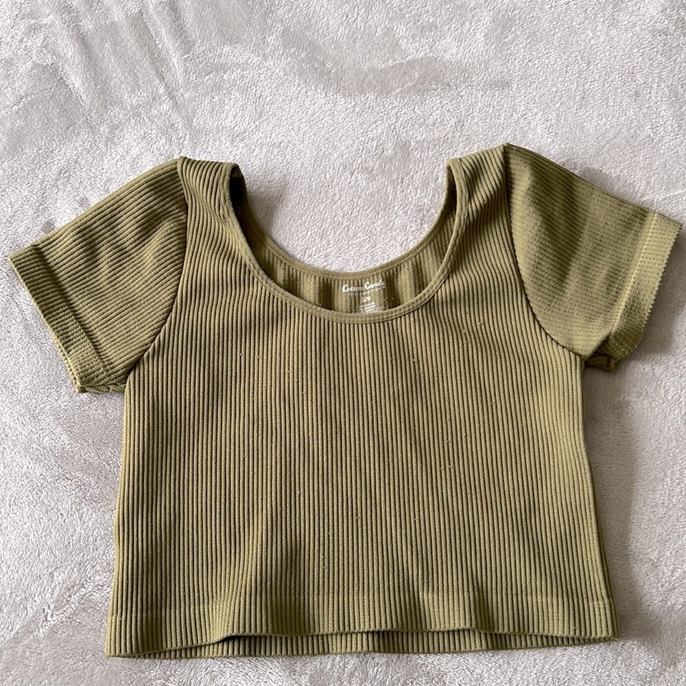 Size small, army green crop top. Good condition, no wear or tear to the material
